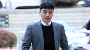 고개 숙인 가수 승리, 영장심사 출석&hellip;상습도박 등 혐의