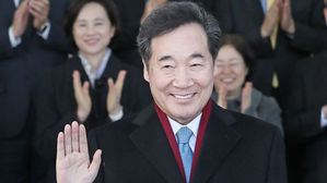 재임을 마치고 청사를 떠나는 이낙연 전 국무총리