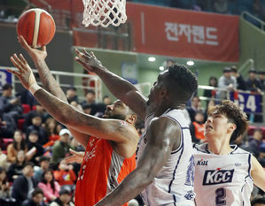 3점슛 13개 폭발…전자랜드, KCC 꺾고 단독 4위