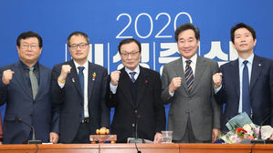 민주당으로 돌아온 이낙연 전 국무총리(오른쪽 두 번째),