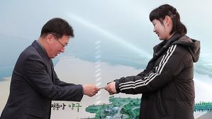 1년 일해 모은 '1,000만 원'&hellip;이웃돕기에 쾌척한 20대 지적장애인 (사진=연합뉴스)