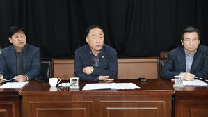 긴급간부회의 주재하는 홍남기 경제부총리 (사진=기획재정부 제공, 연합뉴스)