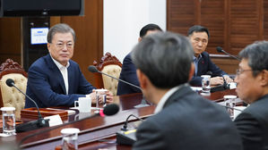 문재인 대통령, 감염병 전문가와 간담회 (사진=청와대 제공/연합뉴스)