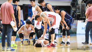 코트에 누워 고통스러워 하는 SK 최준용 (사진=KBL 제공, 연합뉴스)