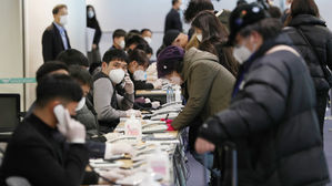 인천공항 내 검역대를 통과해 중국 전용입국장에서 국내 연락처를 확인받는 중국발 여객기를 타고 도착한 승객들