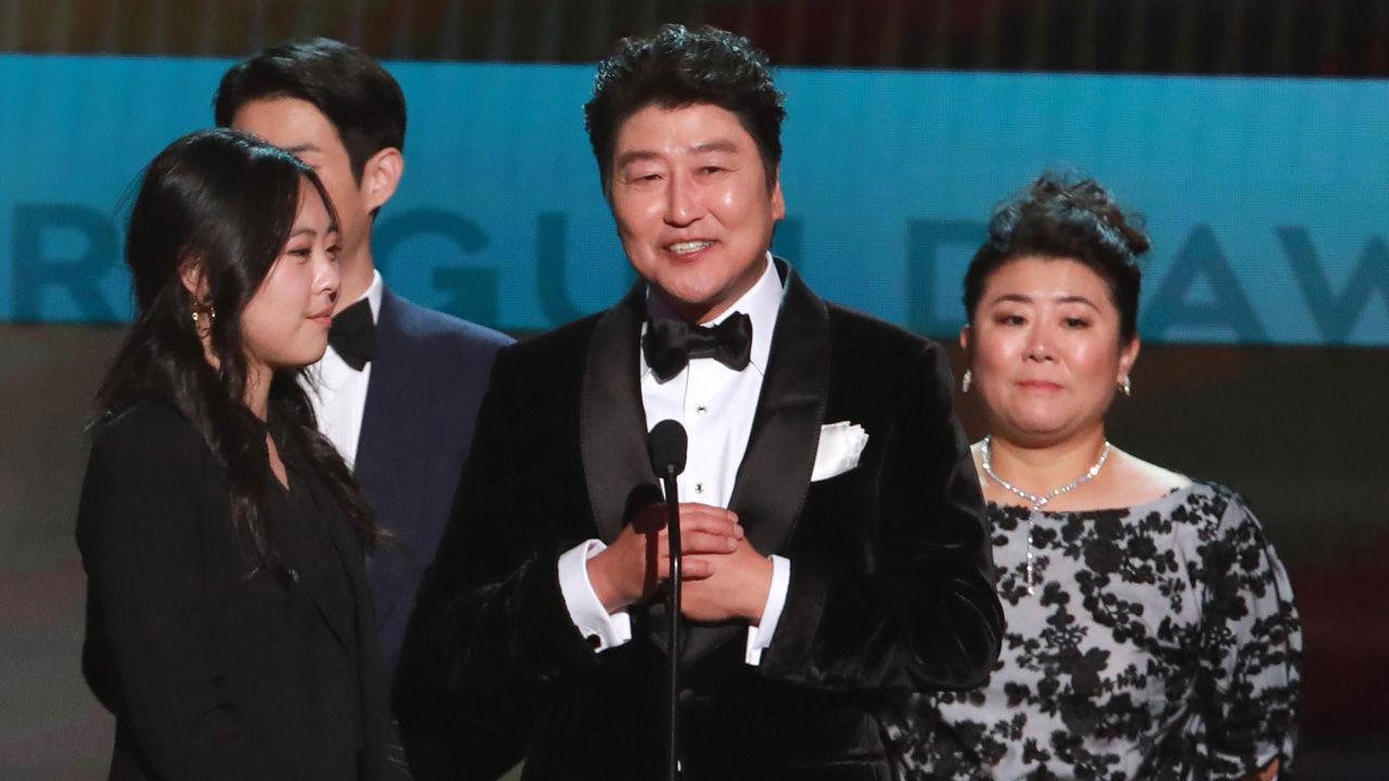 SAG '최고 앙상블상' 수상 소감 밝히는 배우 송강호<br>(사진은 게티이미지 코리아)