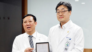 1번 확진자 편지 설명하는 조승연 인천의료원장(왼쪽)과 김진용 감염내과 과장 (사진=인천사진공동취재단, 연합뉴스)