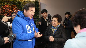 종로 구민 만나는 이낙연 전 총리