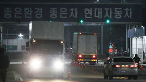 일부 생산라인 재가동 시작한 11일 오전, 현대차 울산공장 오가는 납품 차량