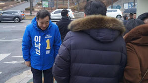 시민들과 인사하는 이낙연
