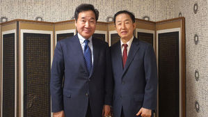 더불어민주당의 이낙연 전 국무총리와 경북대 생명과학부 김사열 교수 (사진=이낙연 전 국무총리 측 제공, 연합뉴스)