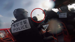 지난해 불법 중국어선 나포할 당시 해경 (사진=태안해경 제공, 연합뉴스)