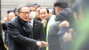 MB 이명박, 지지자와 악수