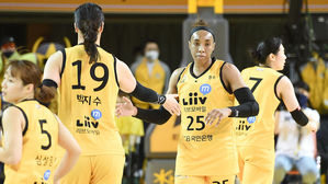 KB 박지수(19번)와 쏜튼(25번). (사진=WKBL 제공, 연합뉴스)