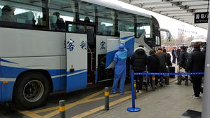 인천발 제주항공 7C8501편 승객들이 25일 중국 웨이하이 공항에서 중국 당국이 격리 조치를 위해 준비한 버스에 탑승하고 있다. (사진=독자 제공, 연합뉴스)