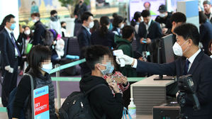 인천국제공항 2터미널 인천발 로스앤젤레스(LA)행 KE017편 탑승구 앞에서 대한항공 직원들이 탑승 승객의 발열 여부를 확인하고 있다.
