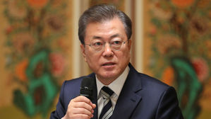 문재인 대통령이 28일 국회에서 코로나19 논의를 위해 여야 정당대표를 만나고 있다.