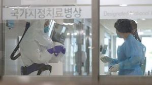 코로나19 환자가 치료를 받는 울산대병원 국가지정치료병상(음압병상) 의료진이 분주한 모습을 보이고 있다.