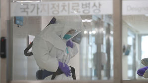 코로나 음압병실 의료진 (사진=연합뉴스)