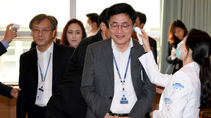 지난 달 24일 오후 청와대에서 열린 문재인 대통령 주재 수석ㆍ보좌관회의에 앞서 참석자들이 발열검사를 받고 있다.