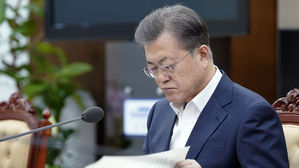 문 대통령 "'9월 학기제' 현재 논의하는 것 바람직하지 않아"