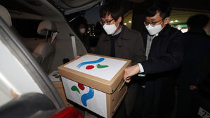 신천지 자료 싣는 서울시 관계자들