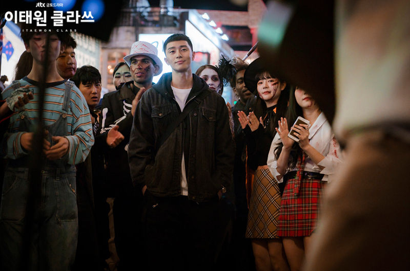 V Spotted in a Group Photo of Park Seo Jun's Drama Team