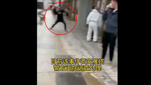 중국서 대전화를 던지는 남성 (사진=연합뉴스/펑파이 캡처)