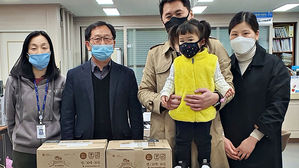 문혁빈 씨 가족(오른쪽) (사진=연합뉴스/태백시 제공)