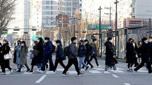 쌀쌀한 날씨 출근길 모습 (사진=연합뉴스)