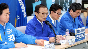 더불어민주당 중앙당 선거대책위원회 전체 회의에서 인사말 하는 중앙당 상임선대위원장인 이해찬 당 대표