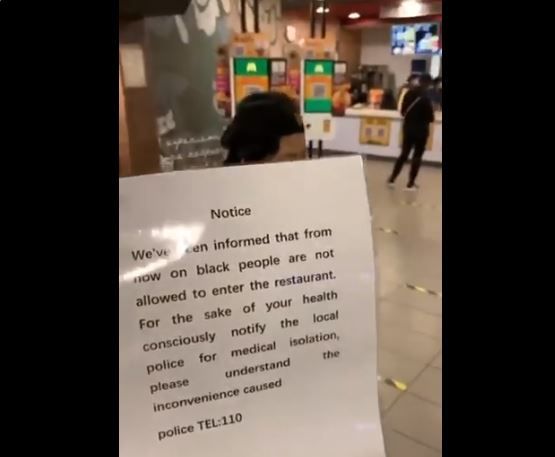 흑인 출입을 금지하는 내용의 안내문이 붙은 중국 광저우의 맥도날드 매장 (사진=재중국 흑인 인권 단체 '블랙 리비티 차이나, 연합뉴스)