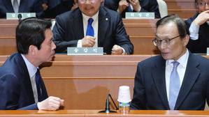 의원총회에서 대화 나누는 더불어민주당 이해찬 대표와 이인영 원내대표