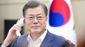 시릴 라마포사 남아프리카공화국 대통령과 전화 통화하는 문재인 대통령 (사진=청와대 제공, 연합뉴스)