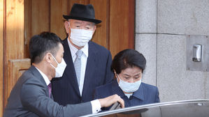 27일 오전 광주지방법원에서 열리는 재판 출석 위해 연희동 자택 나서는 전두환