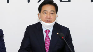 최고위원회의서 발언하는 심재철