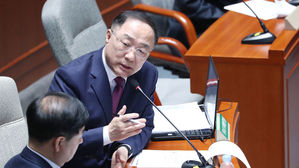 국회에서 열린 예산결산특별위원회 전체회의에서 구윤철 기획재정부 2차관과 대화하는 홍남기 경제부총리 겸 기획재정부 장관