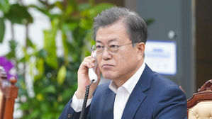 문재인 대통령 오스트리아 총리와 전화 통화 (사진=청와대)