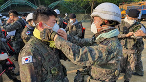 잔불 제거 작업을 위해 강원 고성군 산불 현장에 출동하는 육군 22사단 장병들 (사진=육군 22사단 제공, 연합뉴스)