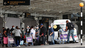 마스크를 쓴 뉴질랜드 오클랜드 국제공항 이용객들