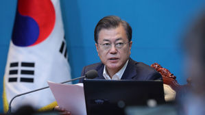 수석&middot;보좌관회의 주재하는 문재인 대통령