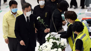 이천 화재 참사 합동분향소 찾은 이낙연