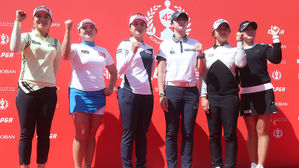 기념 촬영을 하는 KLPGA 참가 선수들, 이정은(왼쪽부터), 장하나, 최혜진, 박성현, 김세영, 조아연