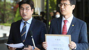 정의기억연대 고발하는 행동하는자유시민 양주상 공동대표(왼쪽) (사진=연합뉴스)