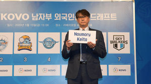 드래프트 1순위로 케이타 지명한 이상렬 KB손보 감독 (사진=한국배구연맹(KOVO) 제공, 연합뉴스)