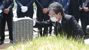 5&middot;18묘지 참배하는 유승민