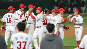 '행운의 여신이 방긋' SK, 천신만고 끝에 10연패 탈출