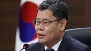 김연철, "남북, 코로나19 위기 속 가장 먼저 손잡아야"