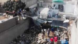 [현장포토] 107명 탄 파키스탄 여객기, 공항 인근 주택가 추락