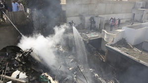 98명 탄 파키스탄 여객기 추락…"생존자도 있어"